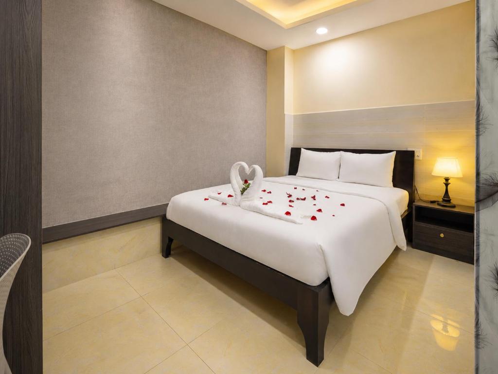 Diamond Crown 2 Hotel: Review chi tiết phòng nghỉ, tiện ích và giá phòng tại TP.HCM