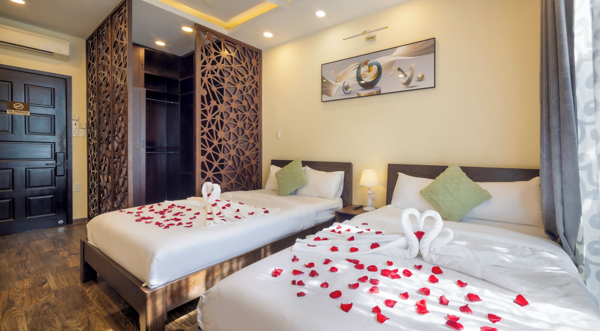 Diamond Crown 2 Hotel: Review chi tiết phòng nghỉ, tiện ích và giá phòng tại TP.HCM