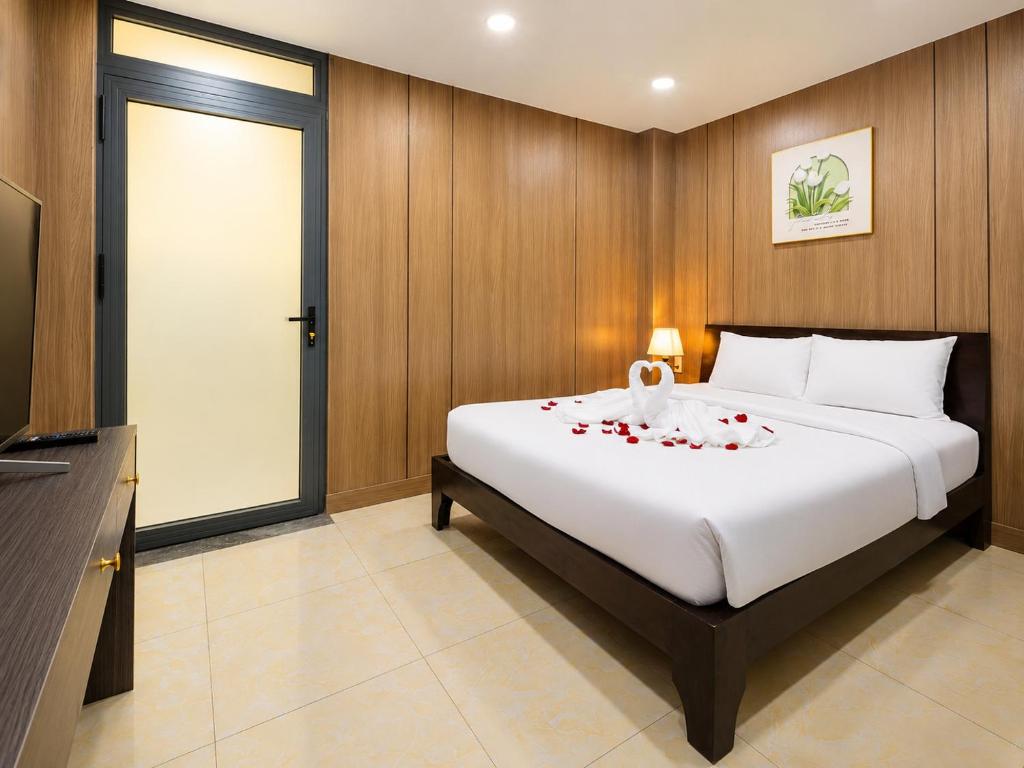Diamond Crown 2 Hotel: Review chi tiết phòng nghỉ, tiện ích và giá phòng tại TP.HCM